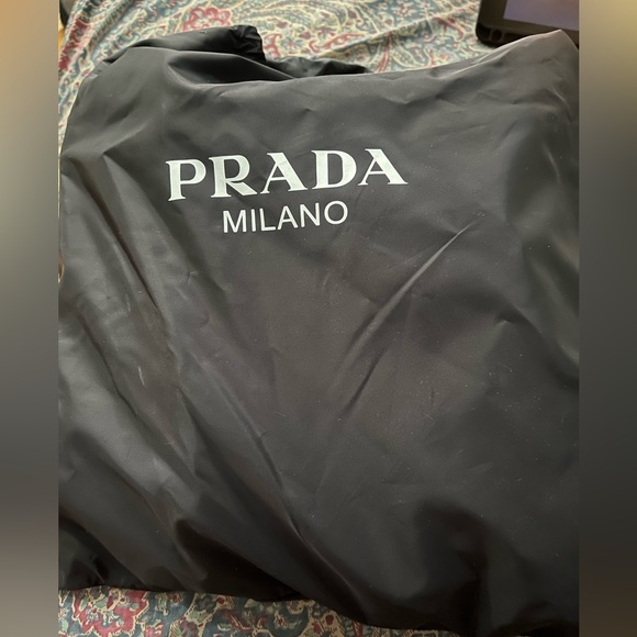 Brand: Prada
	•	Size: 40 (equivalent to US women’s size 9)
	•	Color: White - Picture 4 of 6